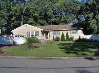 7 American Ave, Coram, NY 11727
