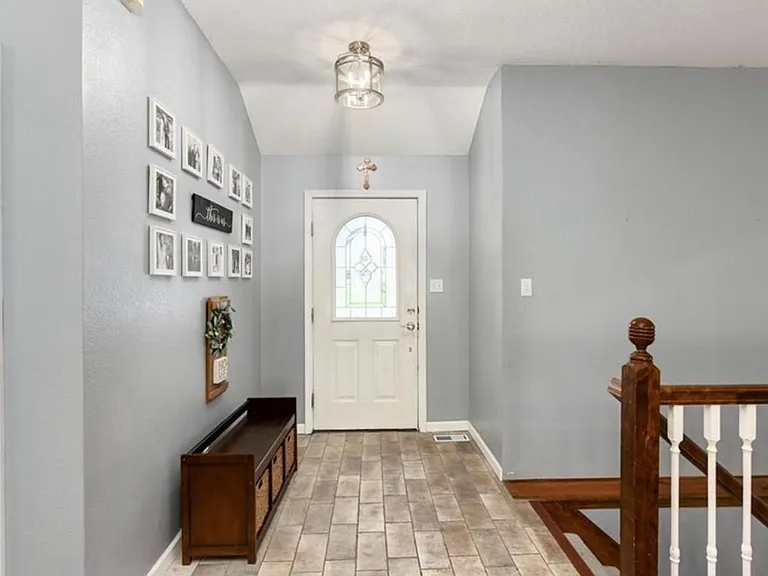 571 Hithergreen Dr — Photo 3