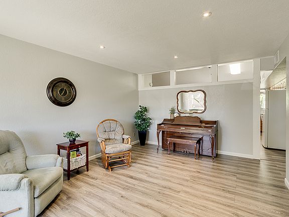 4th image of 2922 E Emelita Ave