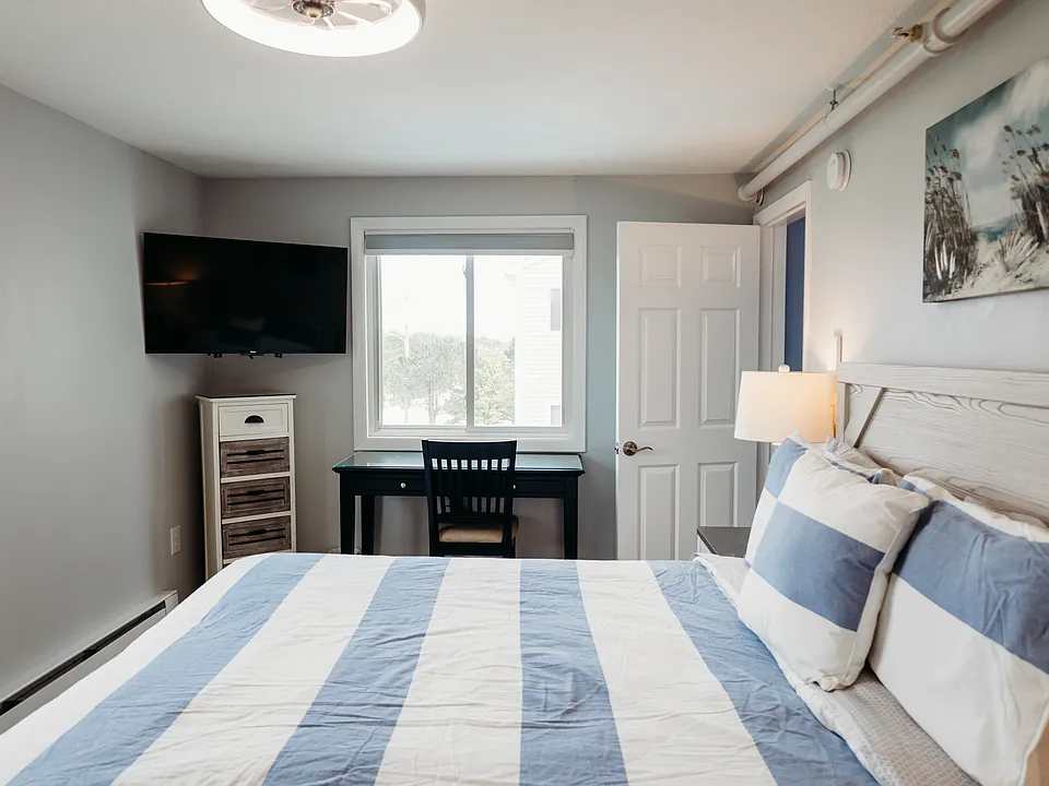 189 E Grand Ave #304