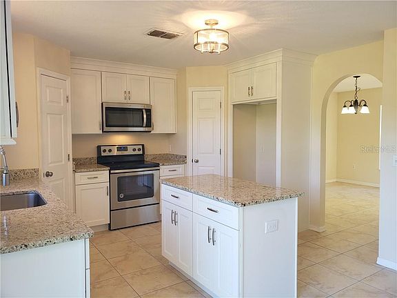 5th image of 928 Vanderbilt Dr