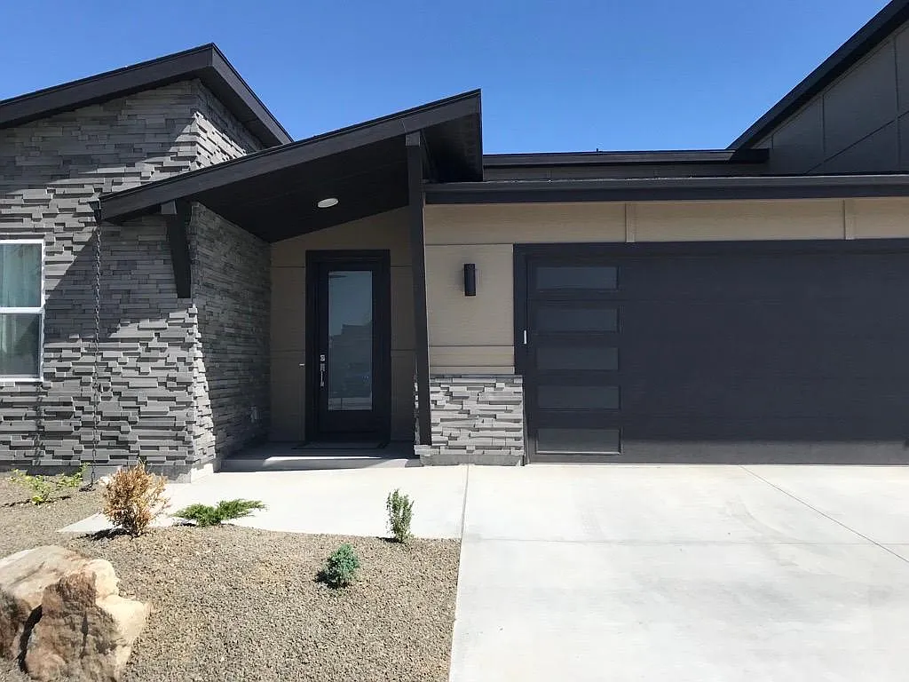3 bed, 2026 sqft, $2,950 — Photo 3