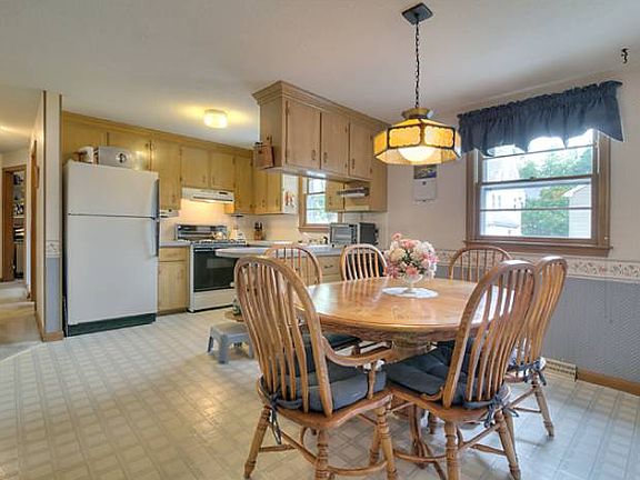 Large eat-in-kitchen