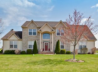 7 Hawthorn Grove Cir, Hawthorn Woods, IL 60047