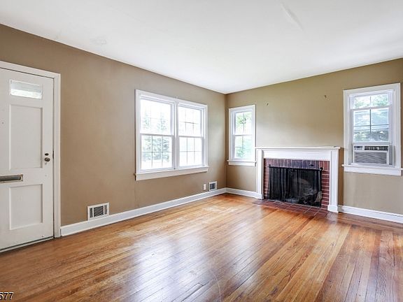 4th image of 131 W Hanover Ave