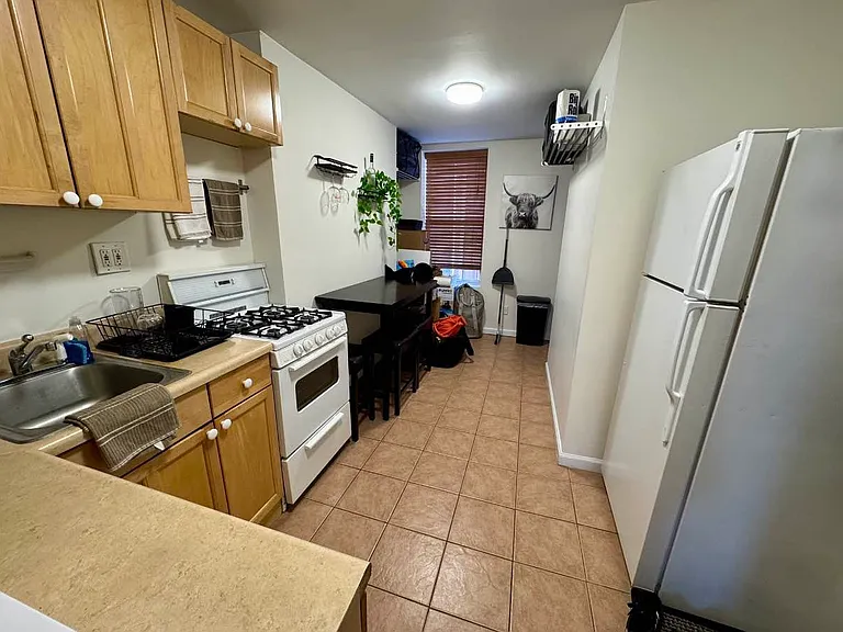 142 1st Ave #2R — Photo 2