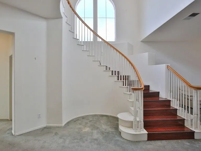 2845 Sawgrass Dr — Photo 2