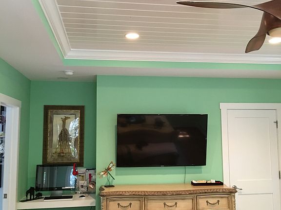 builted in desk area 