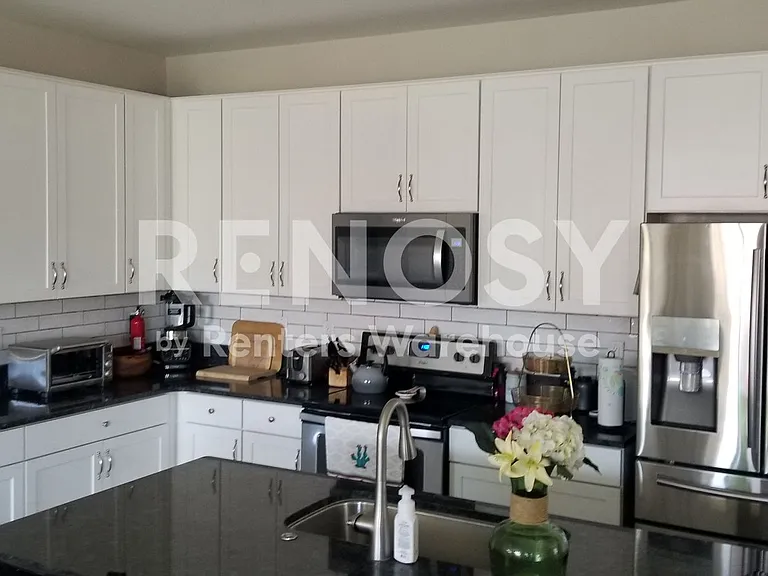 1803 E Grove St — Photo 7