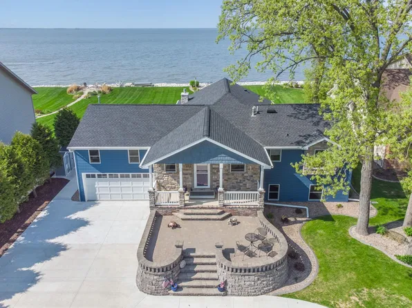 2655 E Shore Dr, Green Bay, WI 54302