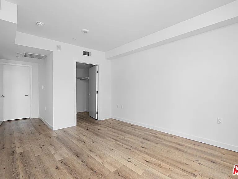 5229 Willowcrest Ave #307 — Photo 25