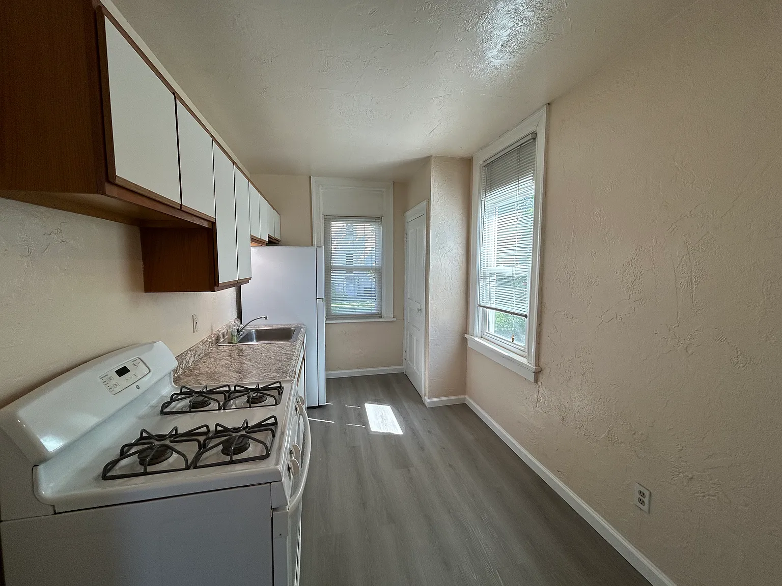 1 bed, 700 sqft, $1,049 — Photo 2