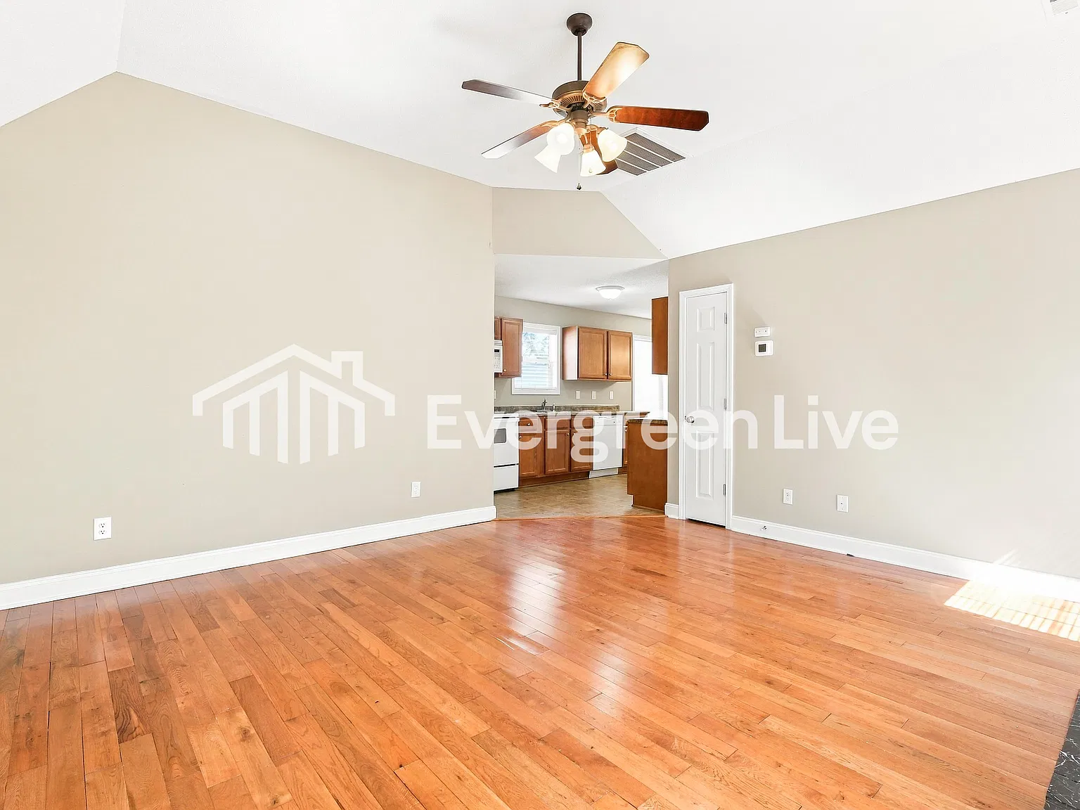3 bed, 2.0 bath, 1399 sqft, $1,645 — Photo 4