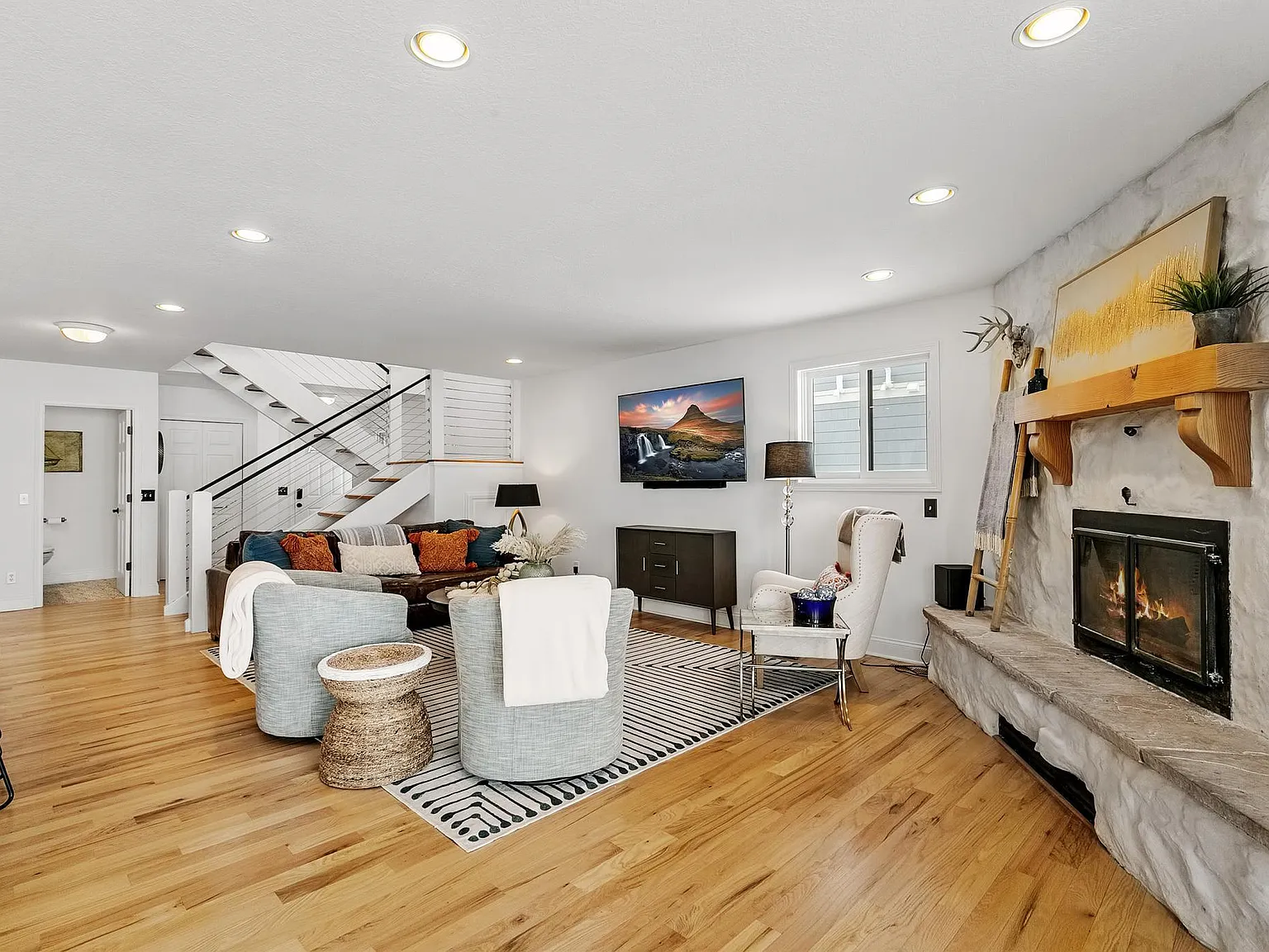 5 bed, 2.5 bath, 2599 sqft, $8,000 — Photo 3