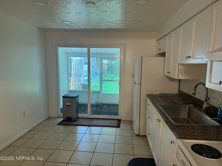 122 N Myrtle St — Photo 4
