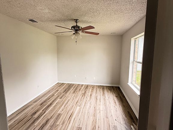 2nd image of 206 Lewis St