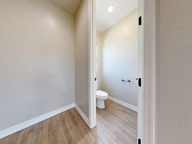 209 E Beatryce St — Photo 19