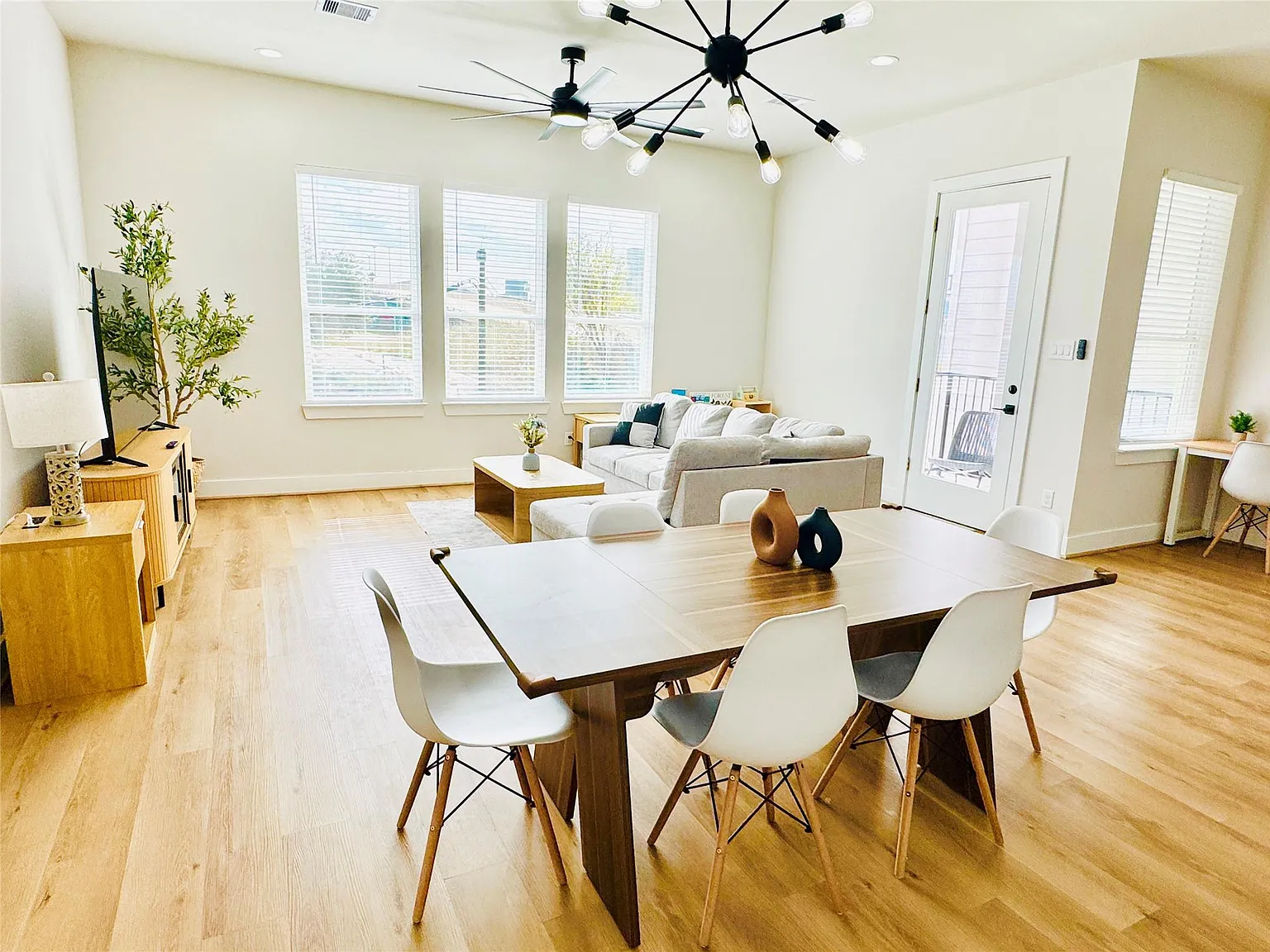 3 bed, 3.5 bath, 1926 sqft, $2,500 — Photo 4