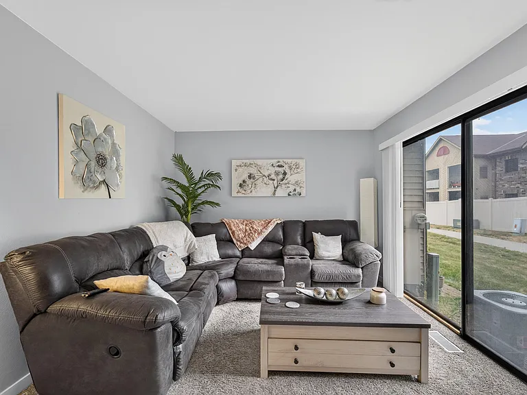 1421 W Edgerton Ave — Photo 9