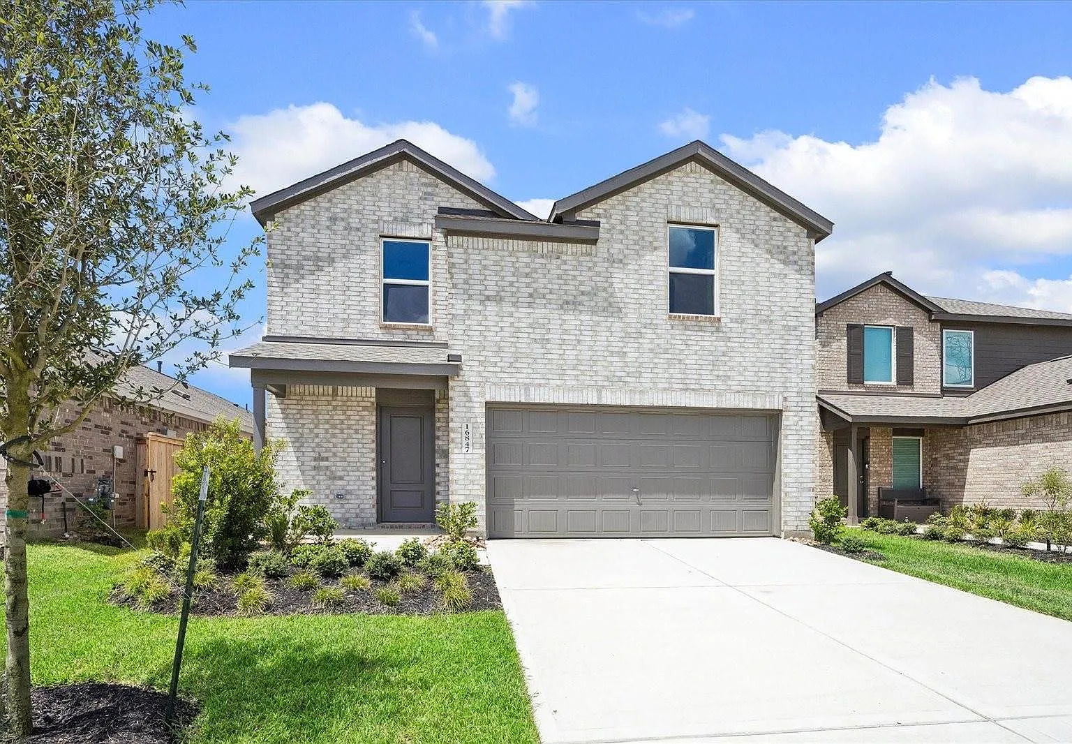 4 bed, 2.5 bath, $2,100 — Photo 1