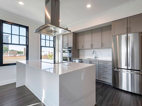 5th image of 2320 N Lincoln Park W #702