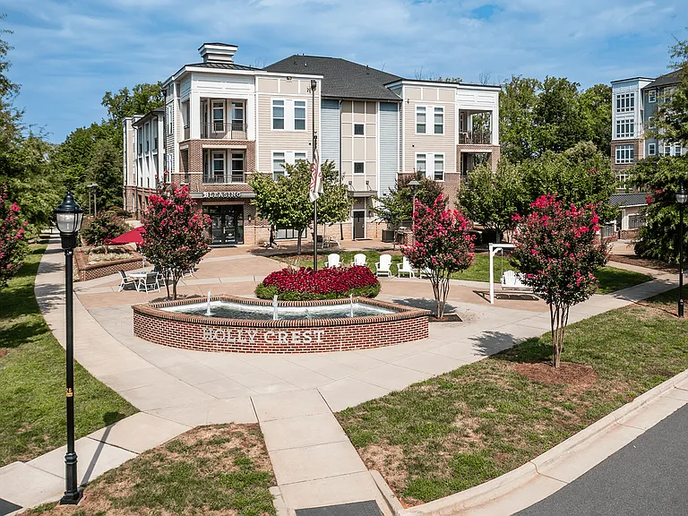 Holly Crest Apartments — Photo 49