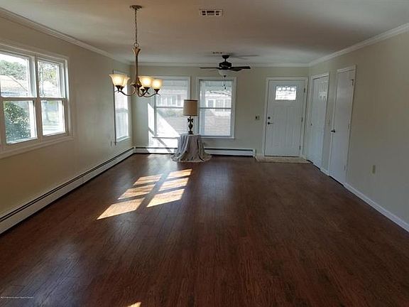 5th image of 211 Torrey Pines Dr
