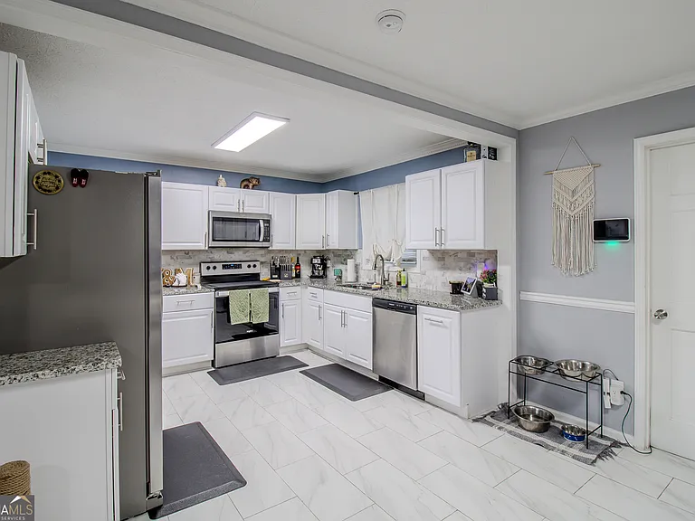 579 Lynmore Ave — Photo 6