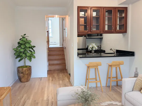 441 West 50th Street image 3 of 16