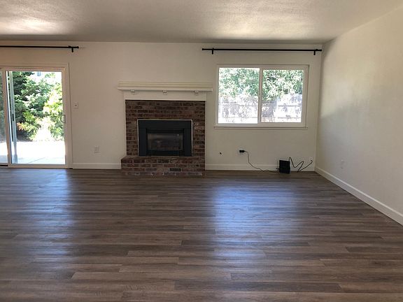 Livingroom, gas fireplace,