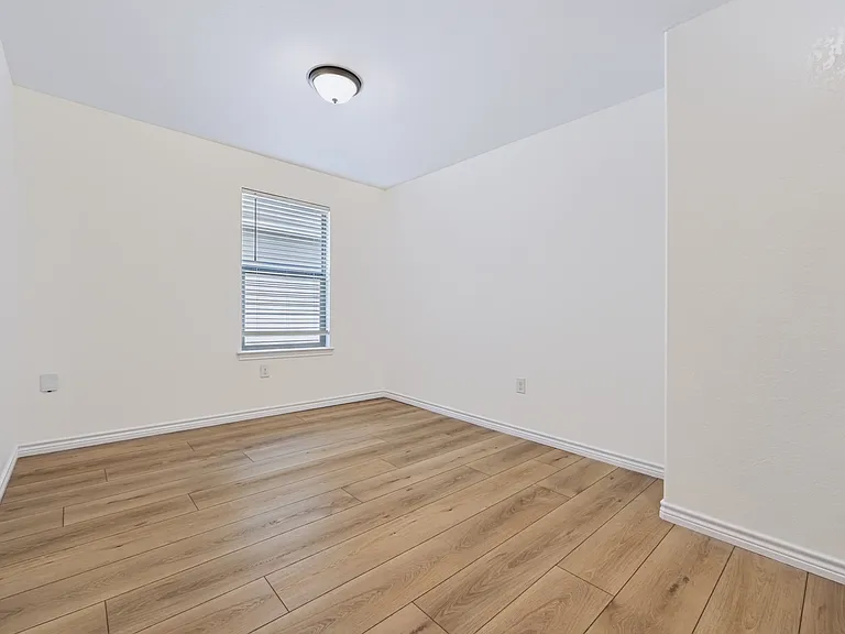 1030 Gruma — Photo 27