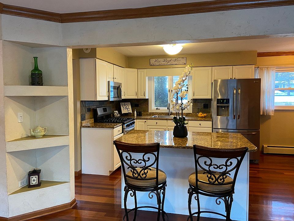 2nd image of 810 Locust Dr