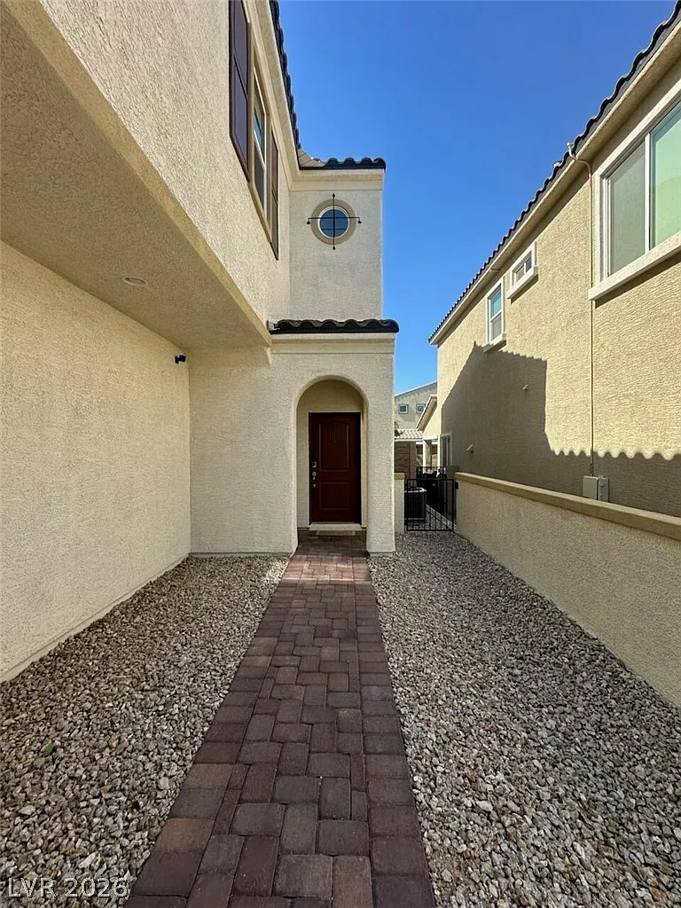 3 bed, 2.5 bath, 2001 sqft, $2,700 — Photo 2