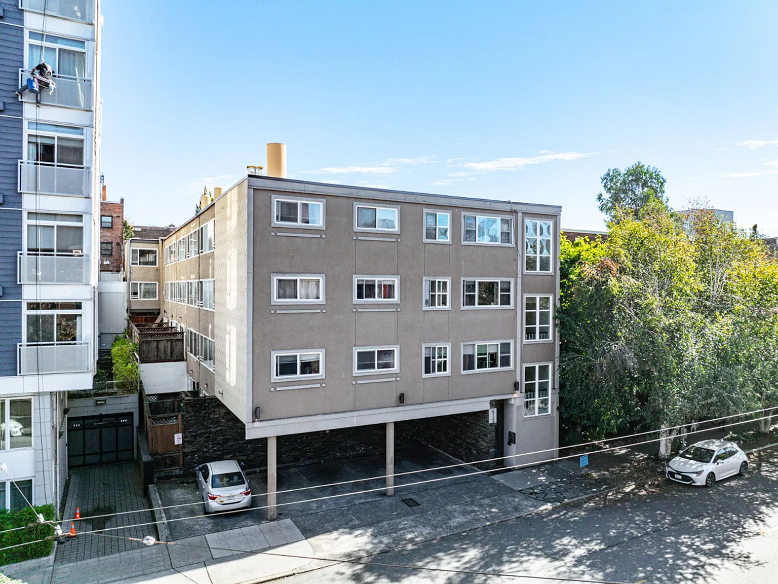 Bellevue Manor Apartments — Photo 2