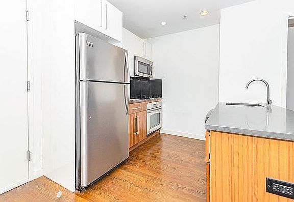 4th image of 1209 Dekalb Ave #749