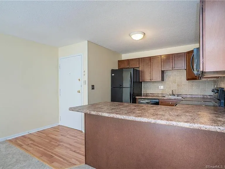 1401 Harbor View Dr — Photo 3
