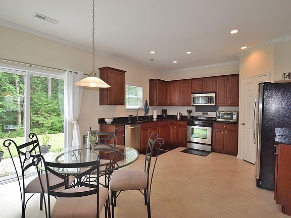 Spacious eat-in kitchen