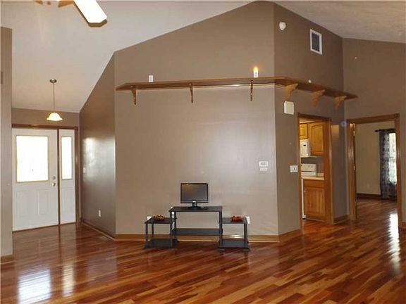 3rd image of 443 Meadowlark Dr