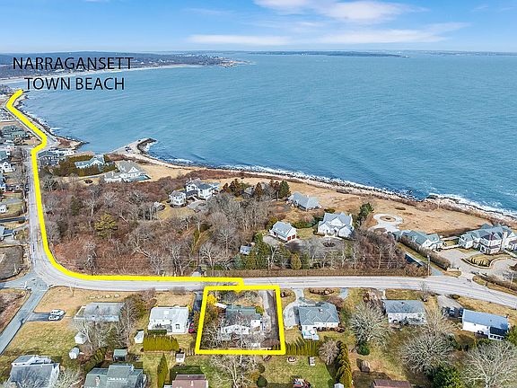 Just a mile walk to Narragansett Pier where you will find the Coast Guard House, Pier Marketplace for shopping/dining & of course the beach!