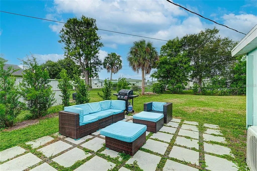 3 bed, 2.0 bath, 1174 sqft, $2,050 — Photo 3