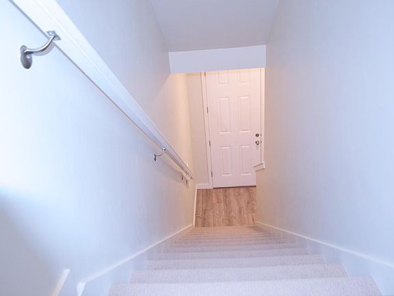 4th image of 1043 W Narrows Ln