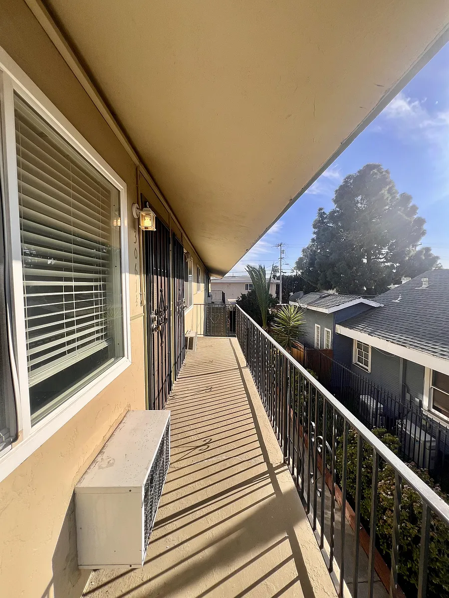 Entry - 3061 Juniper St #1/2