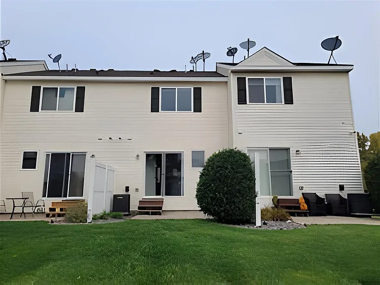 4951 Emmit Dr N — Photo 10