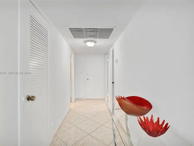 5401 Collins Ave #1126 — Photo 38