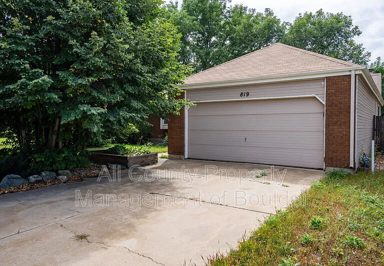 819 Elliott St — Photo 1