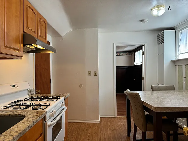 5235 17th Ave NE, Seattle WA 98105 — Photo 2