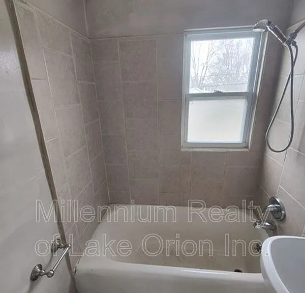 140 Summit St #2 — Photo 7