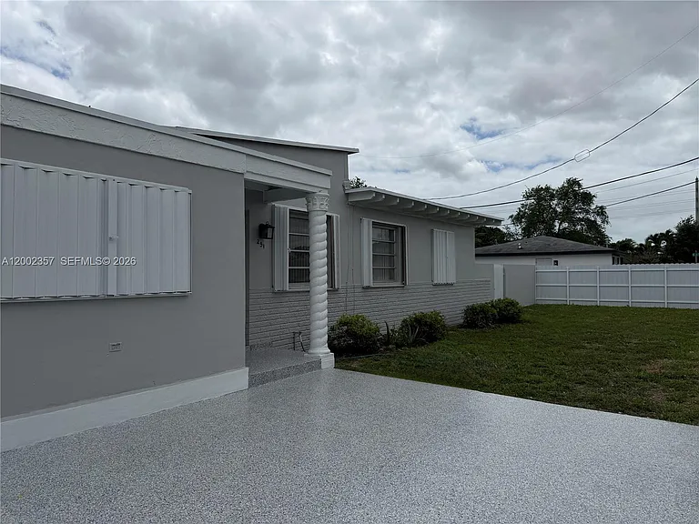 251 SW 69th Ave — Photo 3