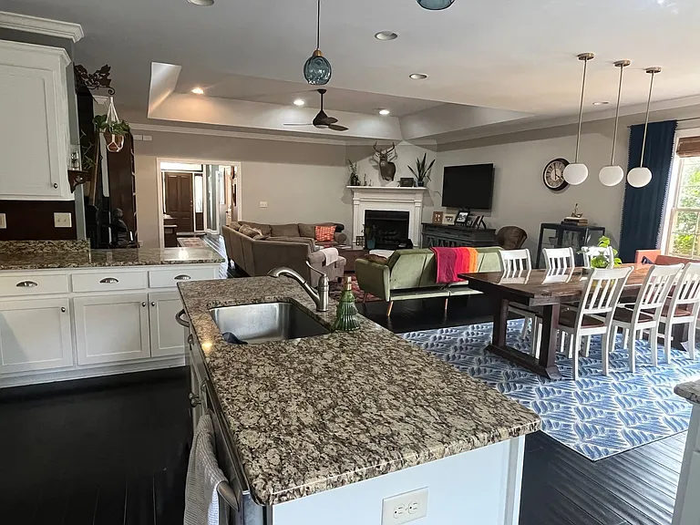 808 Old White Ln — Photo 10