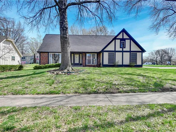 7735 Haskins St, Lenexa, KS 66216